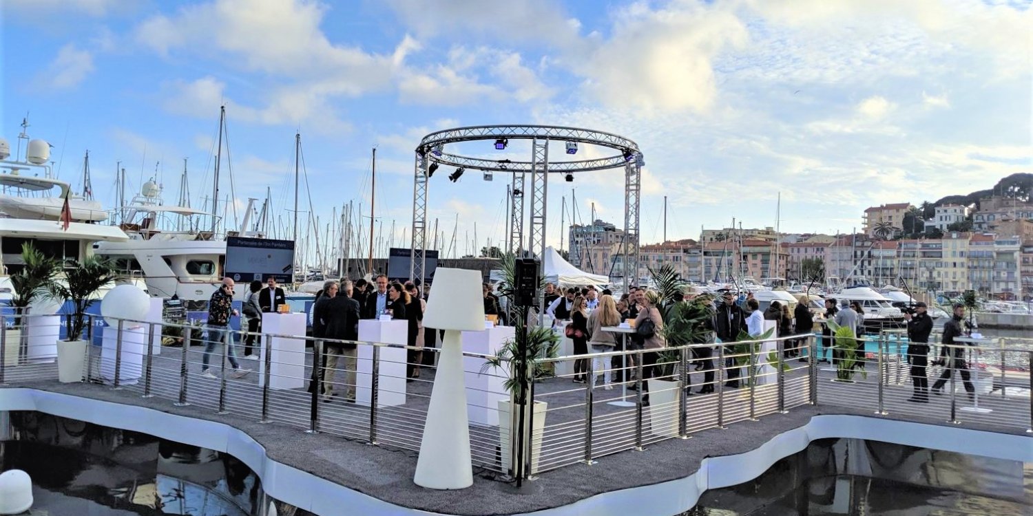 Floating event platform by the Palais des Festivals