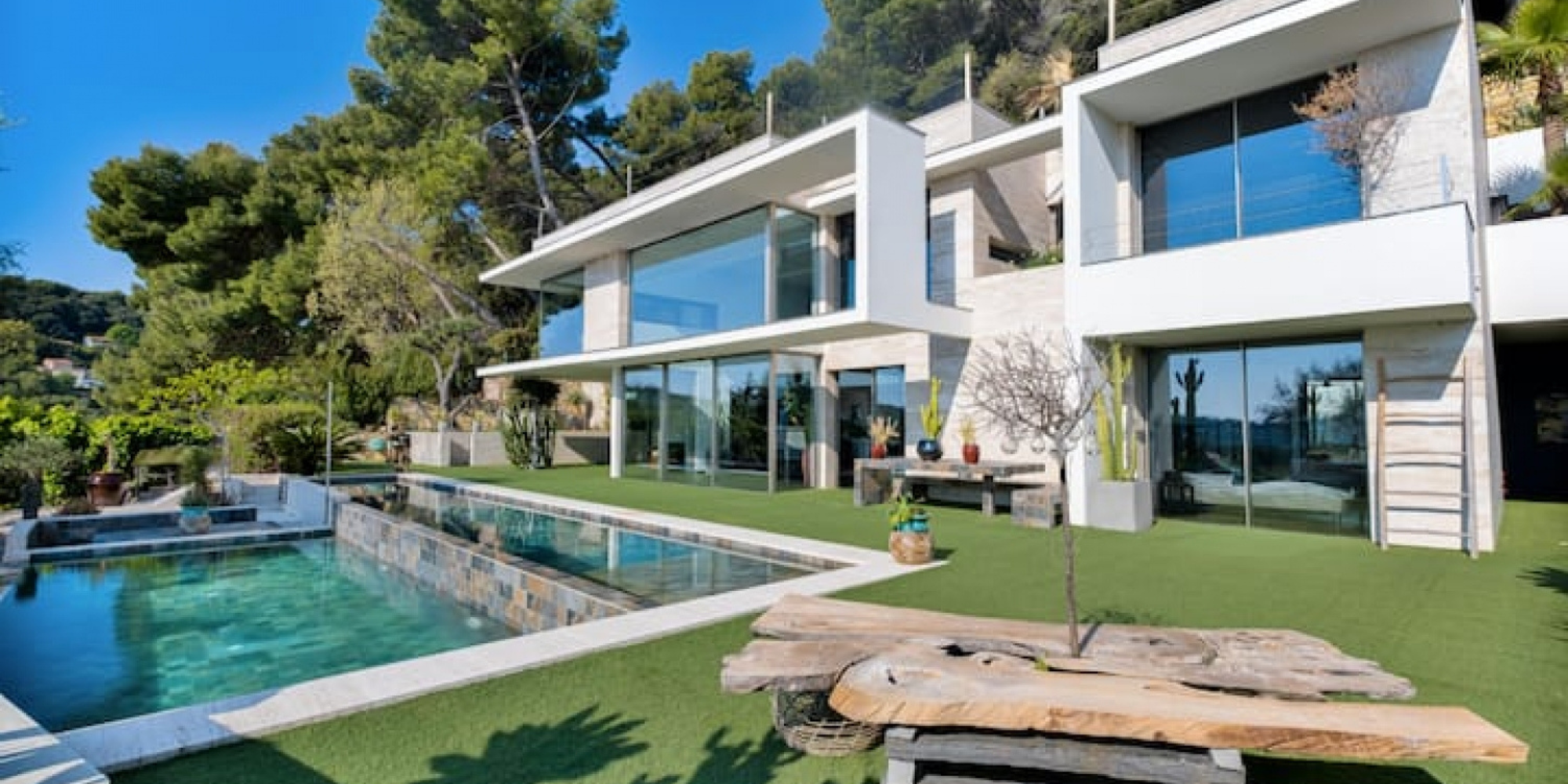 Contemporary villa next to centre of Cannes