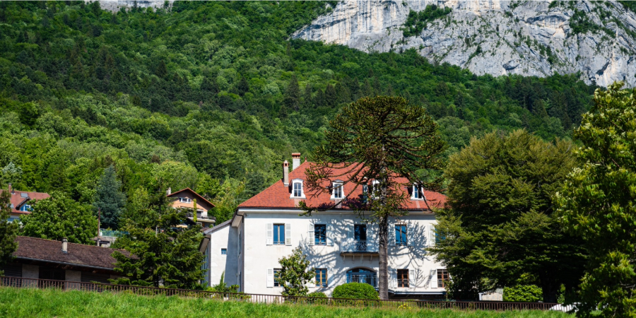 Estate overlooking Lake Annecy