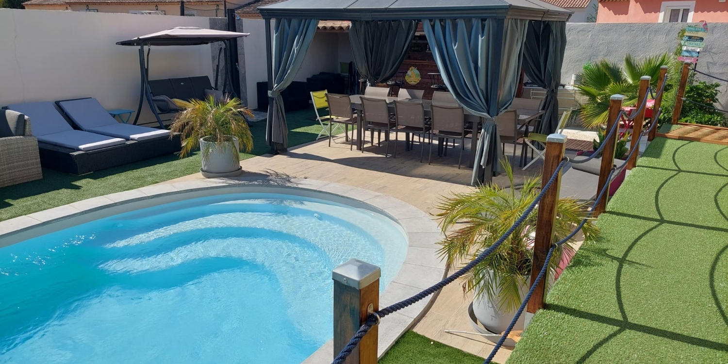 Photo 0 - Heated swimming pool & bar in a relaxing setting - 