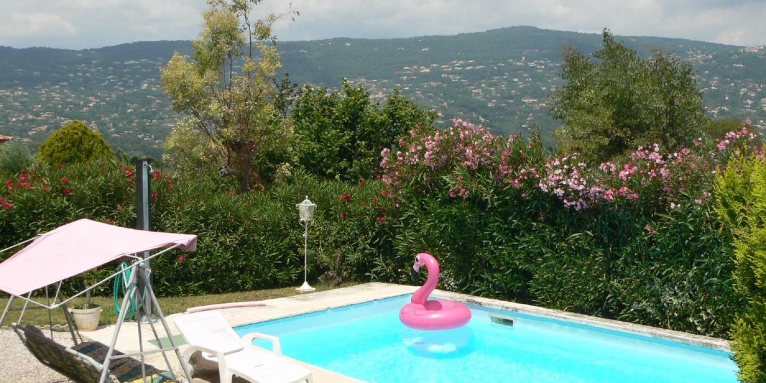 Photo 1 - Grand extérieur avec piscine proche de Grasse - Grande piscine, transats, balancelle. Jolie vue.