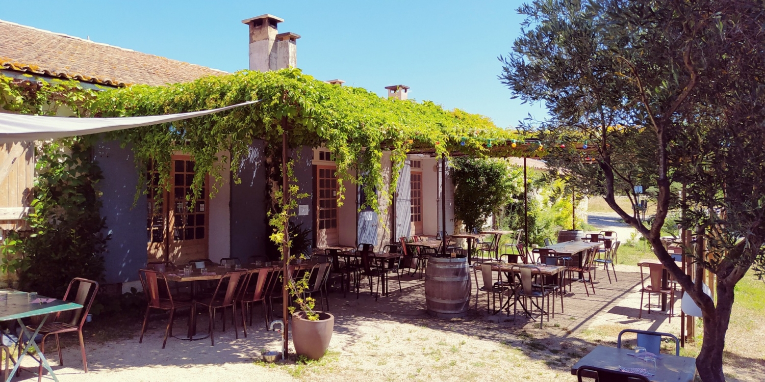 Photo 0 - Restaurant in a Provençal Mas in the heart of the Alpilles - 