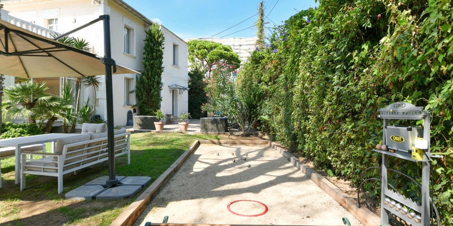 Photo 13 - Villa de 300m2 avec piscine en plein centre de Cannes Croisette  - Terrain de pétanque 