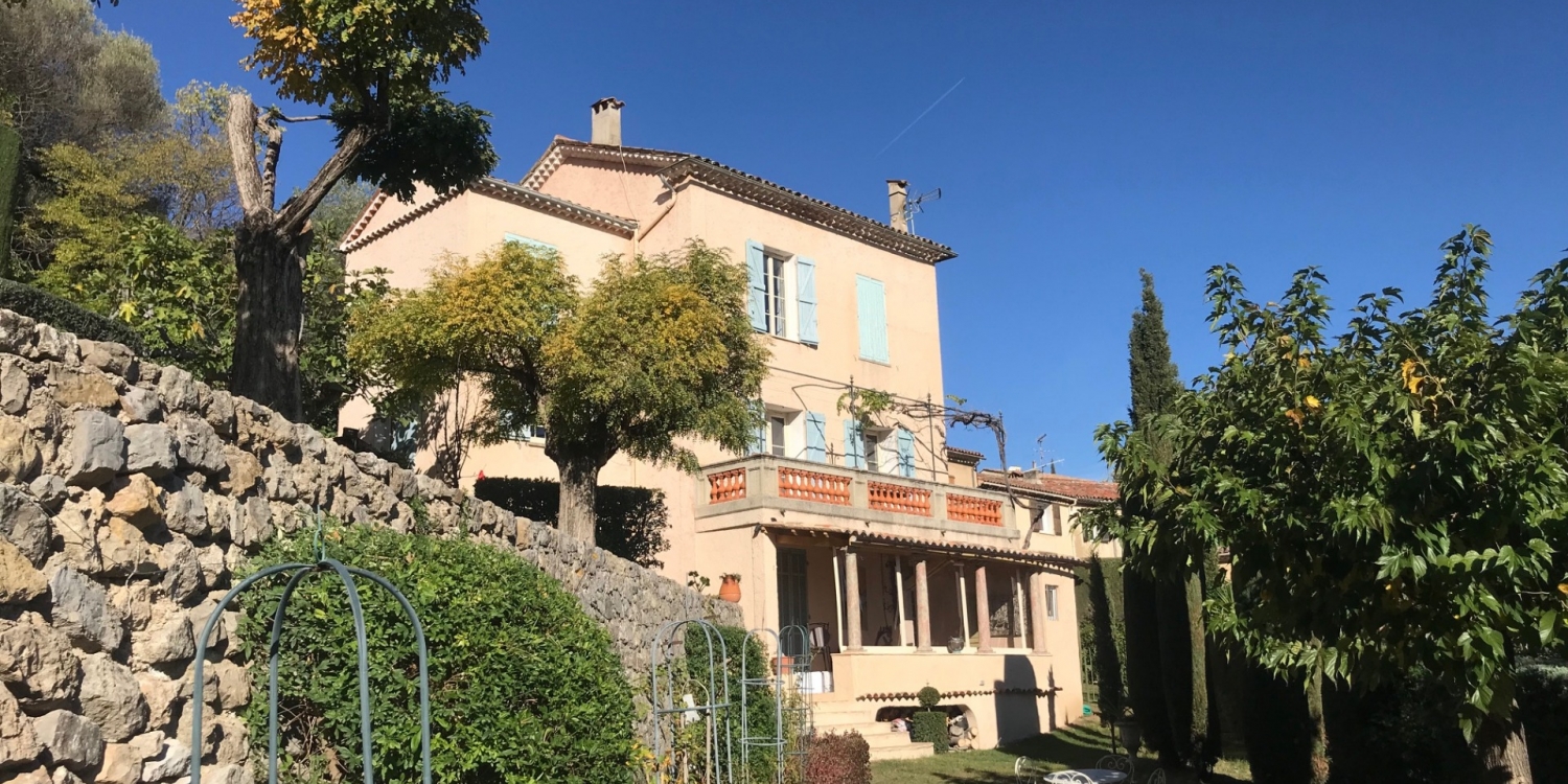 Photo 0 - Élégante Villa en Pays de Fayence - Vue de la maison et de son péristyle, depuis la berge du bas du jardin