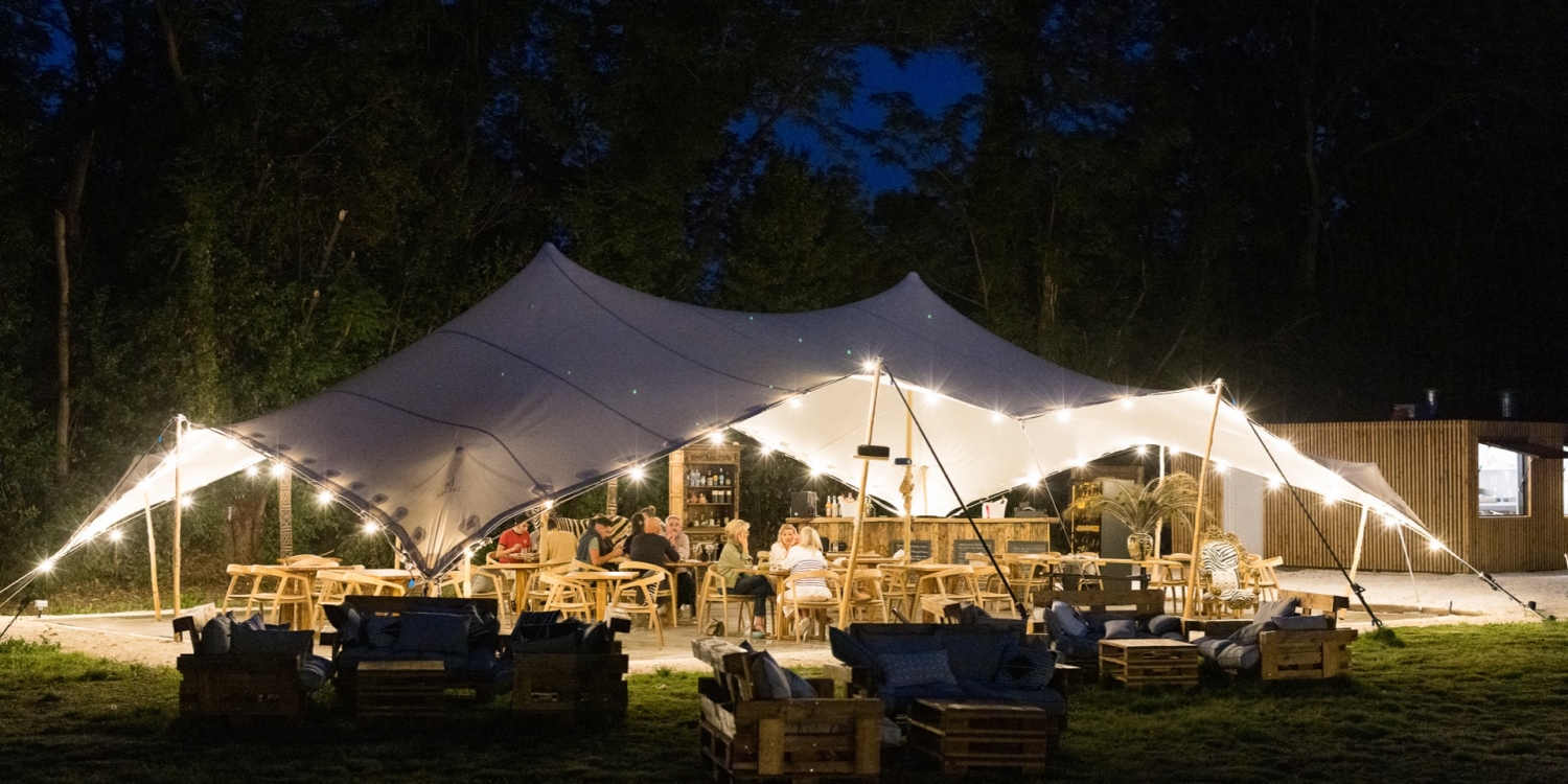 Photo 1 - Restaurant installé sous une tente dans un verger de poiriers à Avignon - Le restaurant au soir