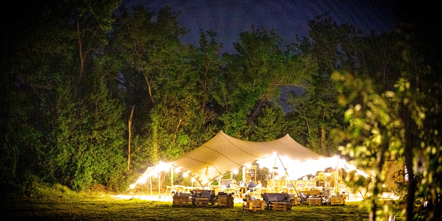 Photo 0 - Restaurant installed under a tent in a pear orchard in Avignon - Le restaurant au soir
