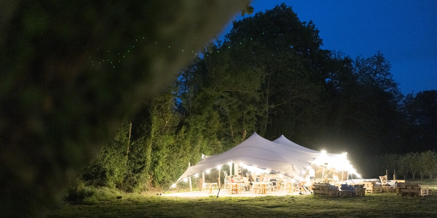 Photo 11 - Restaurant installé sous une tente dans un verger de poiriers à Avignon - Le restaurant sous les étoiles