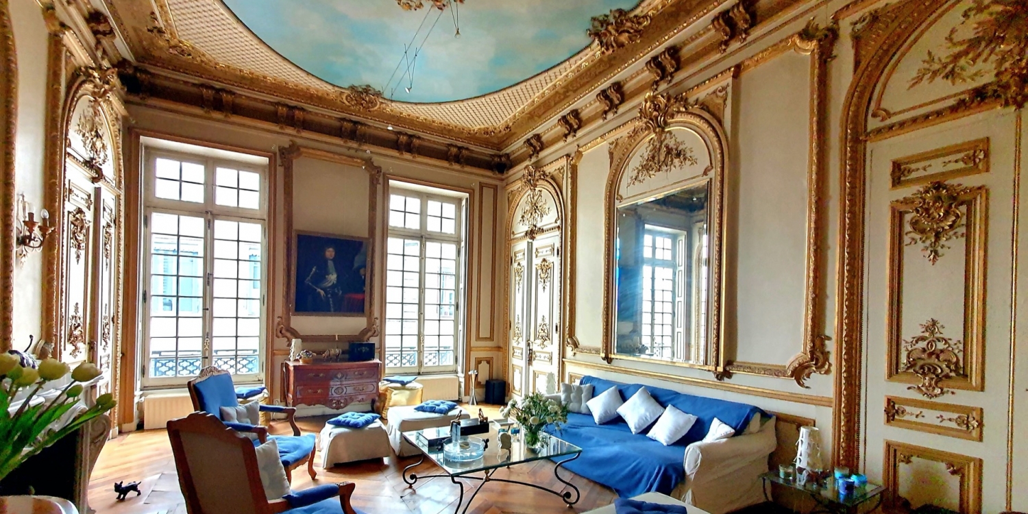 Photo 1 - Appartement historique XVIII ème siècle - Salon Versailles décoré de boiseries dorées des muses coté Saône 