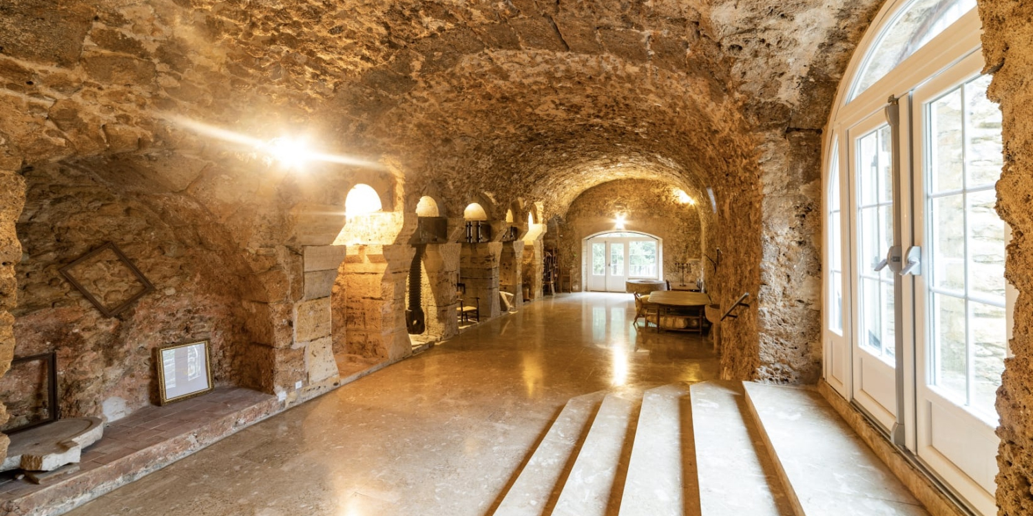 Photo 1 - Domaine Ancien Moulin à huile du 17ème siècle en Provence - La Salle du Moulin vous charmera par son authenticité, ses voutes et sa hauteur sous plafond.