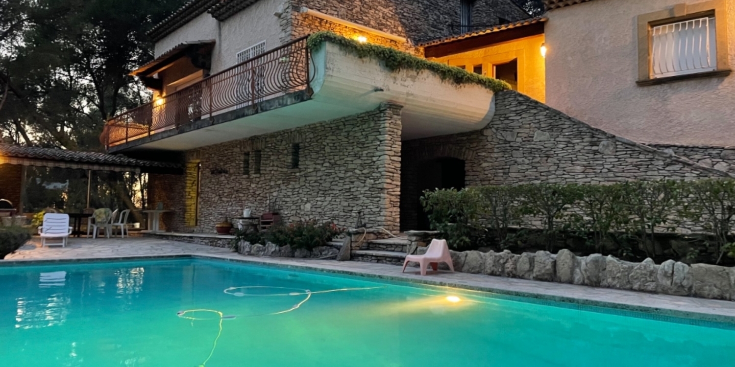 Photo 0 - Maison en pierres dans les pins  - La maison avec la piscine