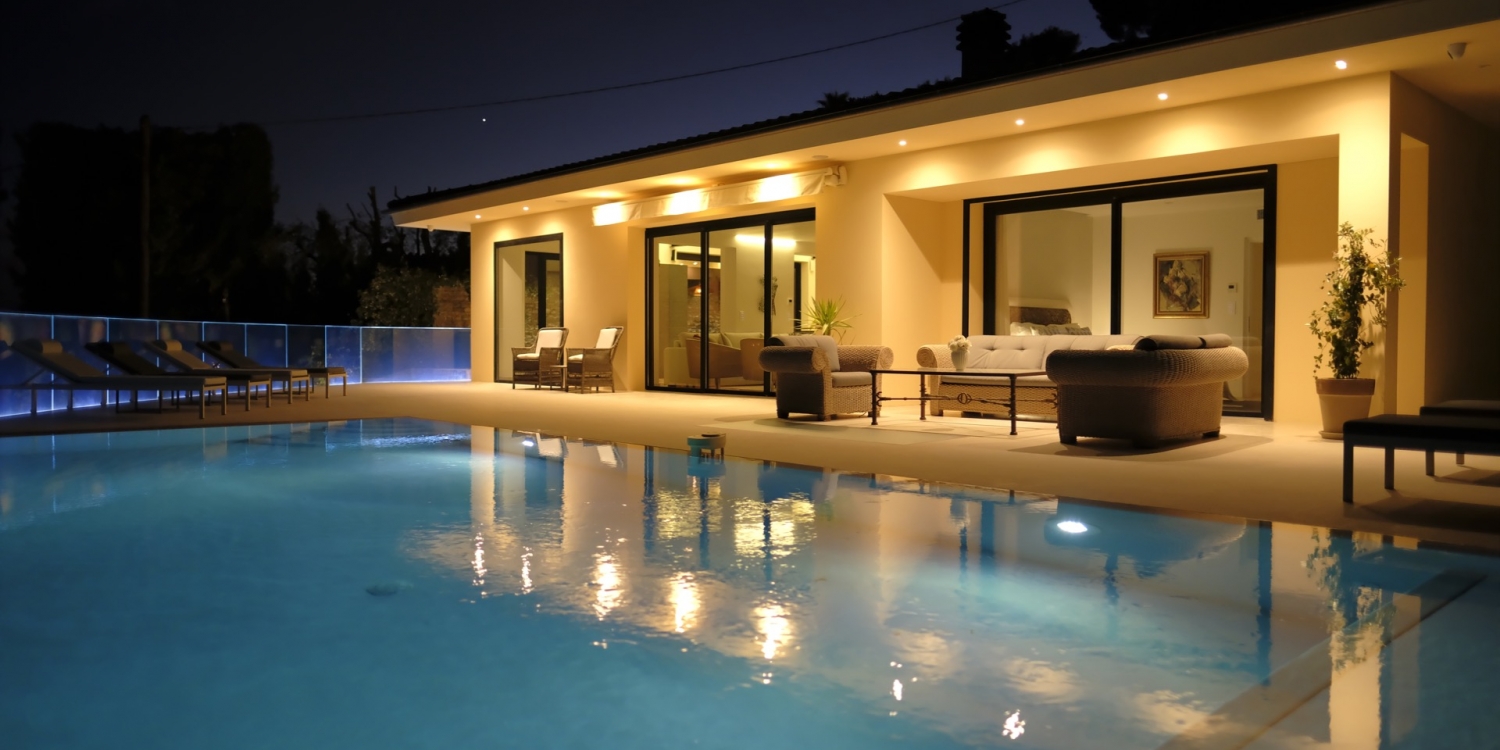 Photo 0 - Belle villa proche de Monaco - La maison et la piscine éclairés
