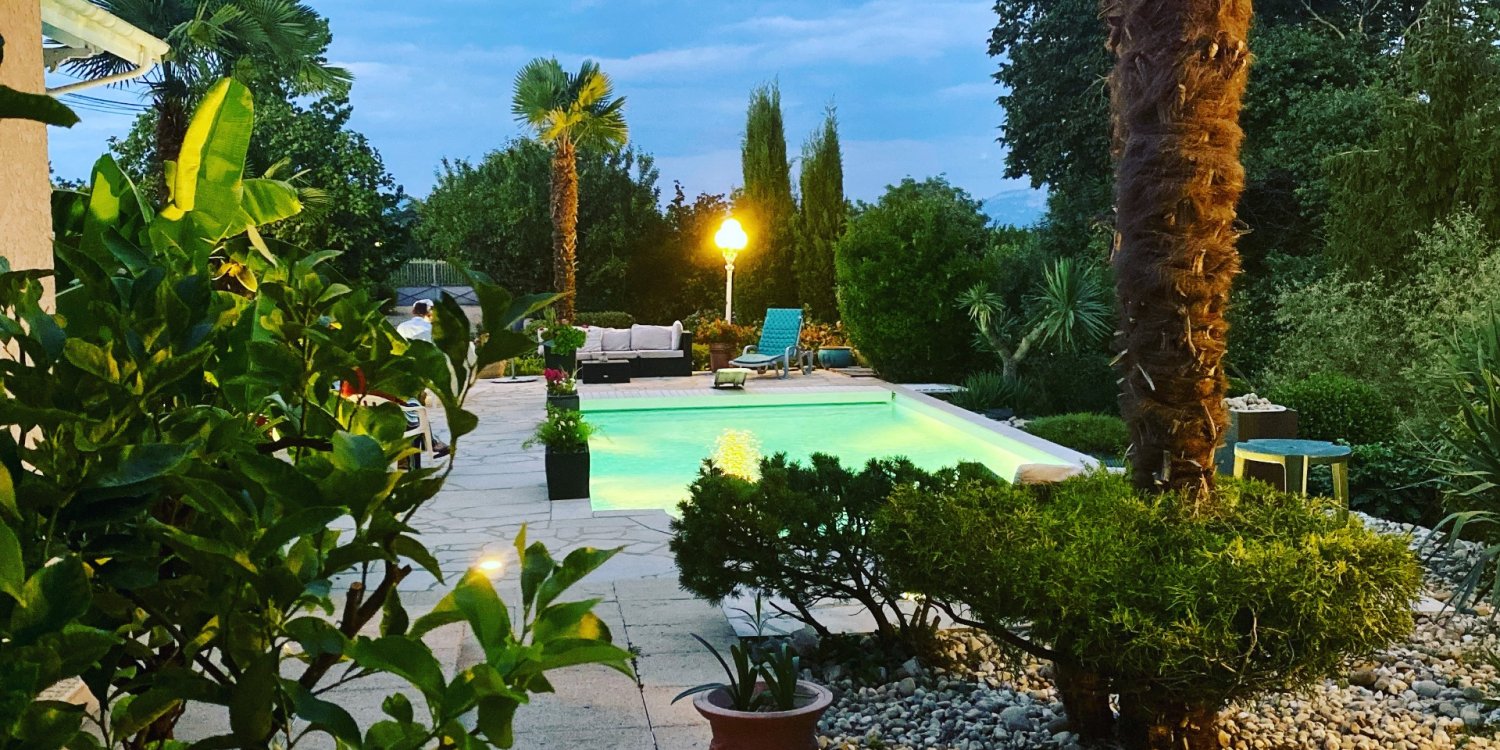 Photo 1 - Domaine avec piscine au coeur d'une végétation luxuriante  - La piscine et la végétation