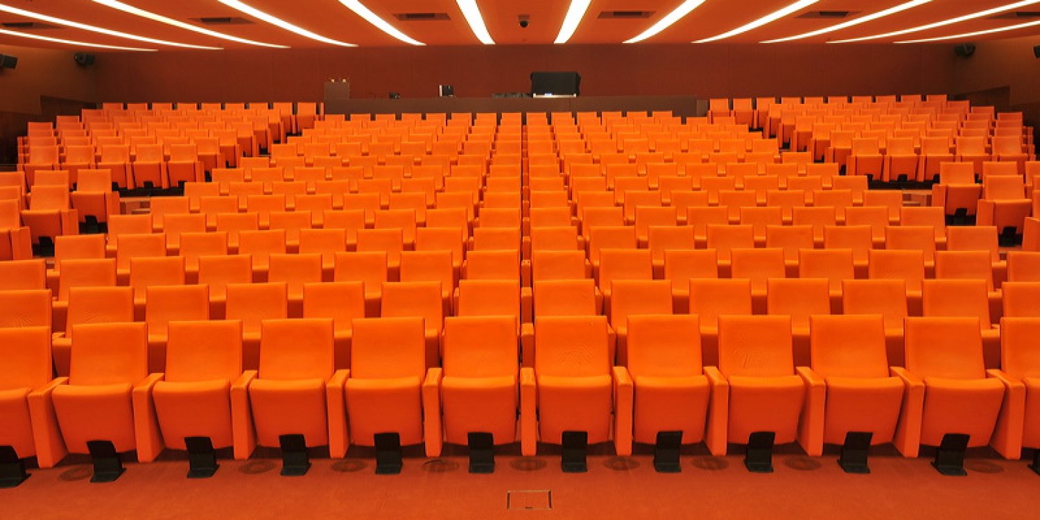 Photo 1 - Auditorium - Beaux sièges en cuir orange