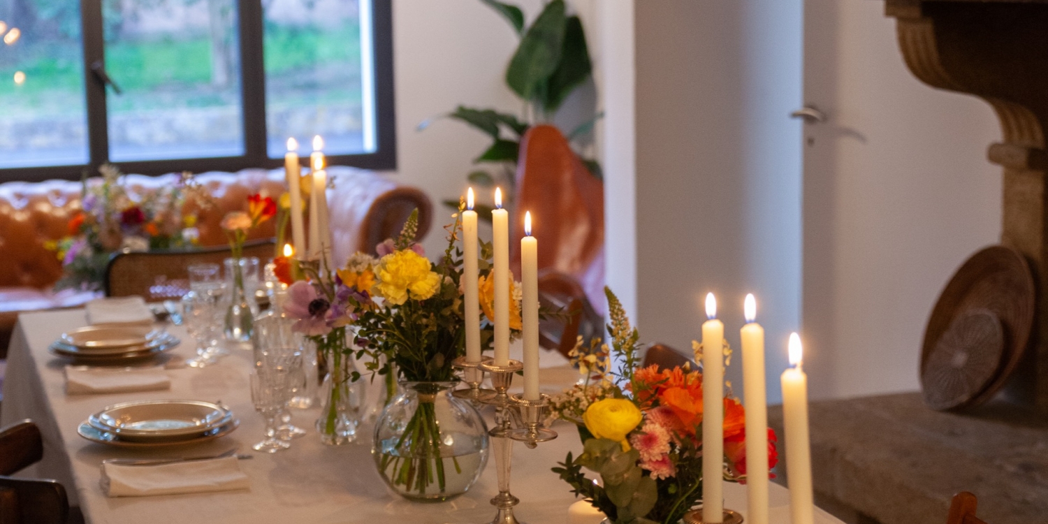 Photo 0 - Salon avec sa magnifique cheminée  - Espace salle à manger avec 2 tables (amovibles). Nous pouvons faire appel à un chef privé et décorer la table à votre goût pour créer un moment unique et privilégié. 
