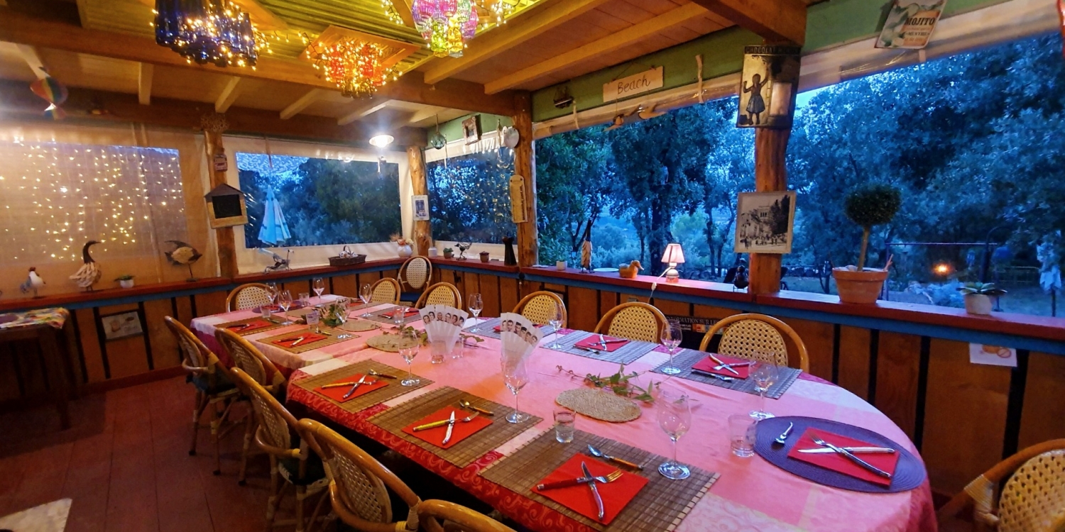 Photo 0 - Petit restaurant intimiste sur les hauteurs d'Aniane  - Sous la pergola grande table