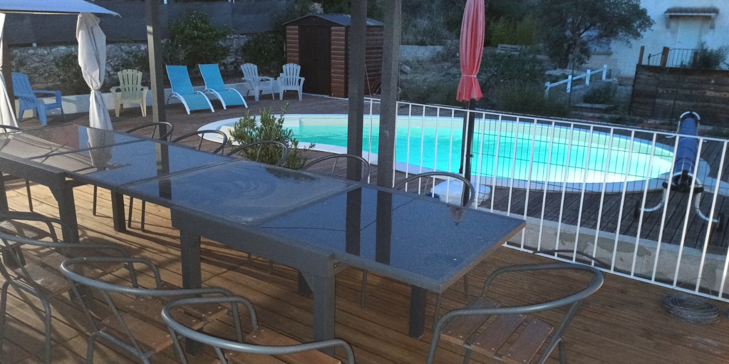 Photo 0 - Piscine et terrasse pour vous relaxer - Format assis, terrasse avec table en verre et chaises pour 12 personnes