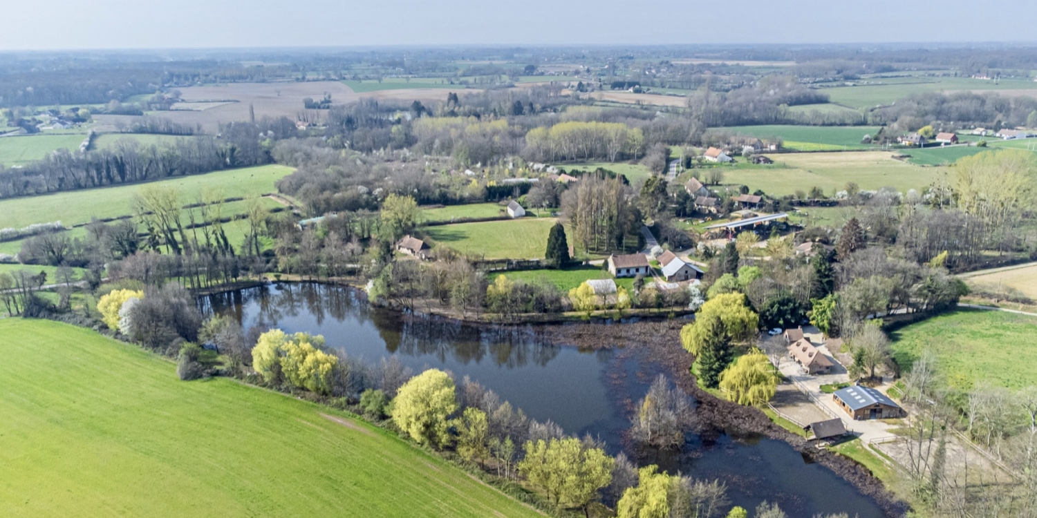 Photo 0 - Maison, terrasse et jardin en bord d’étang au sud de la Bourgogne  - Le domaine vu du ciel