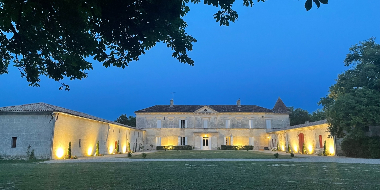 Photo 0 - Magnifique domaine avec grand terrain - Le Château et sa cour intérieure de nuit