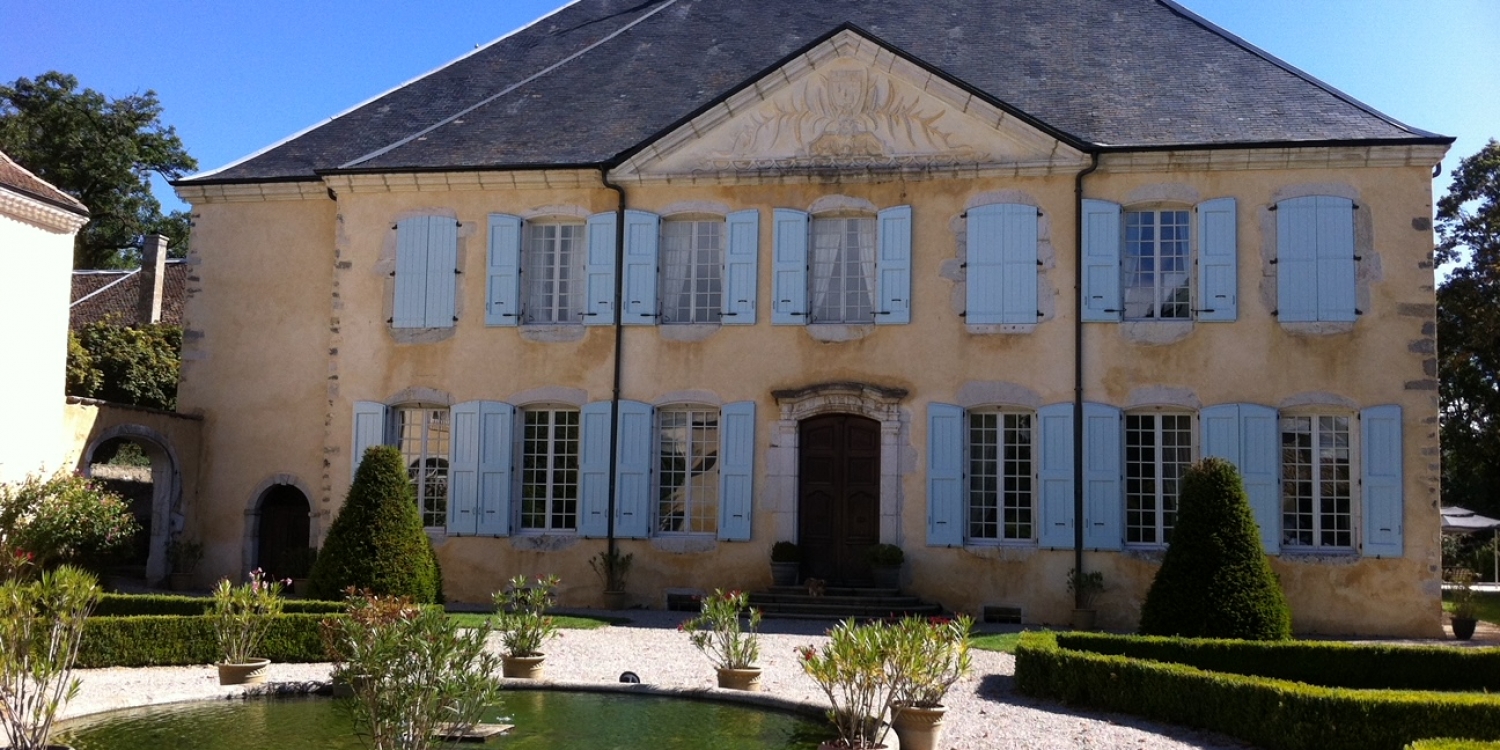 Photo 1 - Château du 17e siècle avec 1 ha de jardins à la française et piscine - Façade du château