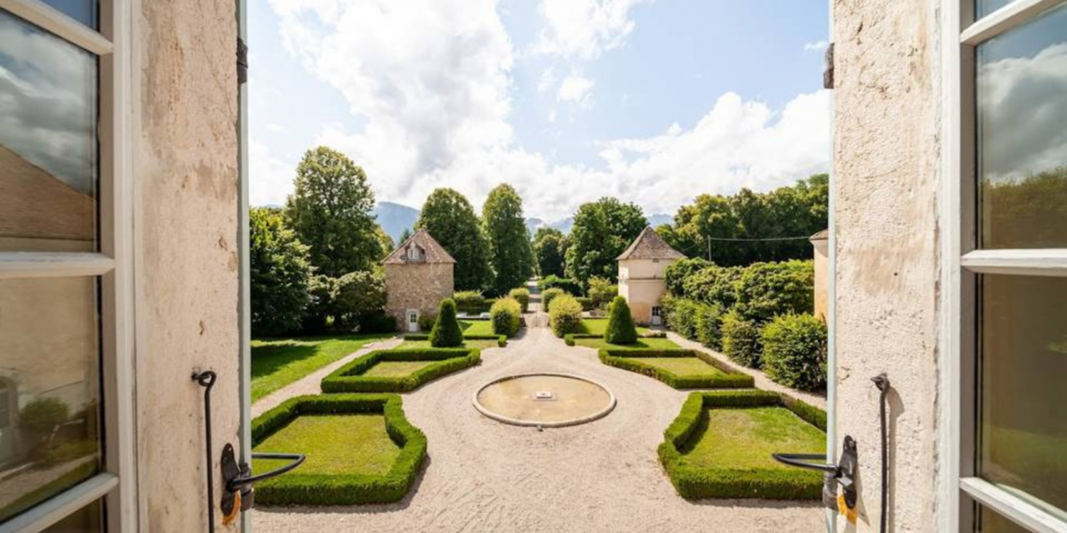 Photo 0 - Château du 17e siècle avec 1 ha de jardins à la française et piscine - 