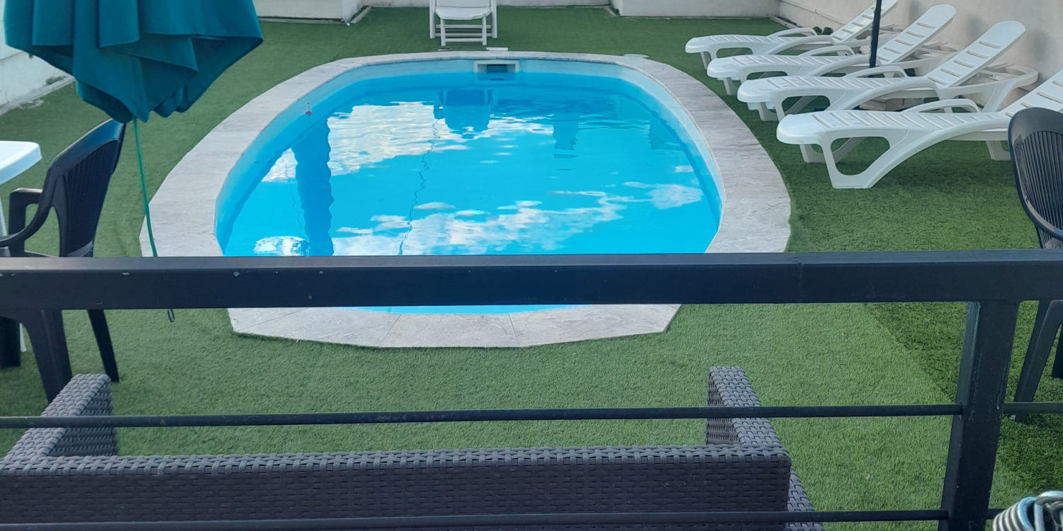 Photo 1 - Terrasse avec piscine Salon palette tonelle  - Terrasse et piscine