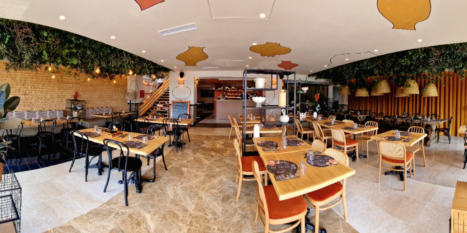 Photo 1 - RoofTop Bar Restaurant Antibes - Salle de réception RDC : Une grande salle lumineuse, accueillante avec son plafond végétalisé, sonambiance chaleureuse et méditerranéenne autour du grand bar central