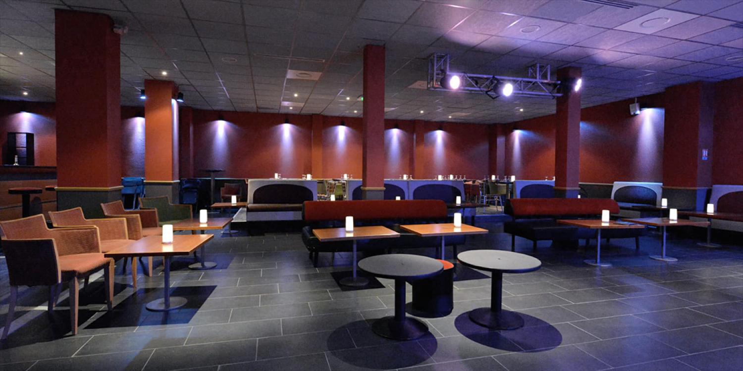 Photo 1 - Club jazz avec grand bar et scène équipée - La salle, configuration club de jazz