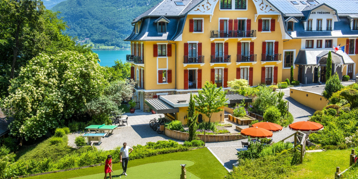 Photo 0 - Hôtel avec Spa sur les hauteurs du lac d'Annecy - Face de l'hôtel et espace de jeux extérieurs