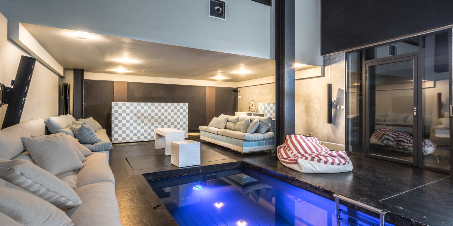 Photo 1 - Lieu unique avec piscine et écran géant de projection, bureaux et rooftop aux portes de Paris - Espace Piscine Studio