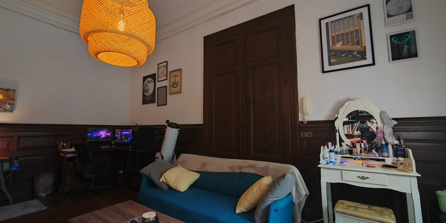 Photo 5 - Living room in bourgeois house with character - En face de la cheminée, grande porte en bois finement travaillée et en très bon état.