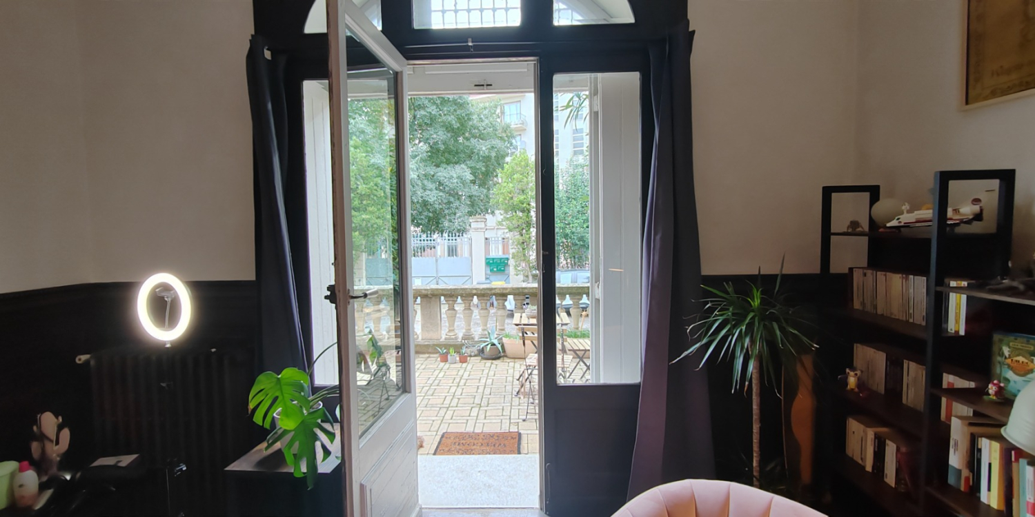 Photo 0 - Salon dans maison bourgeoise avec cachet - Porte fenêtre donnant sur une terrasse, idéale pour les équipes techniques