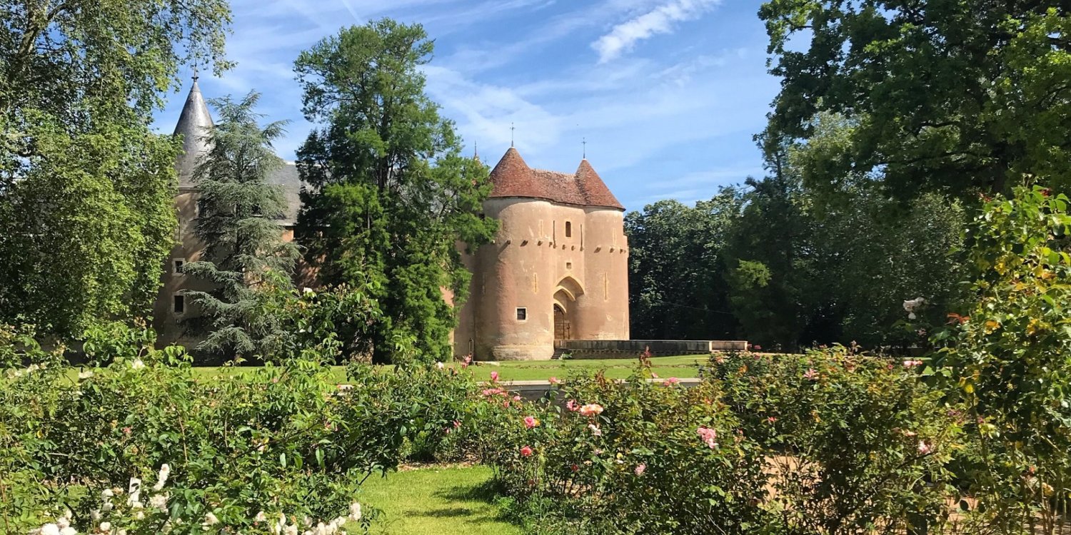 Photo 1 - 13th century fortified castle - Château, vue de la roseraie
