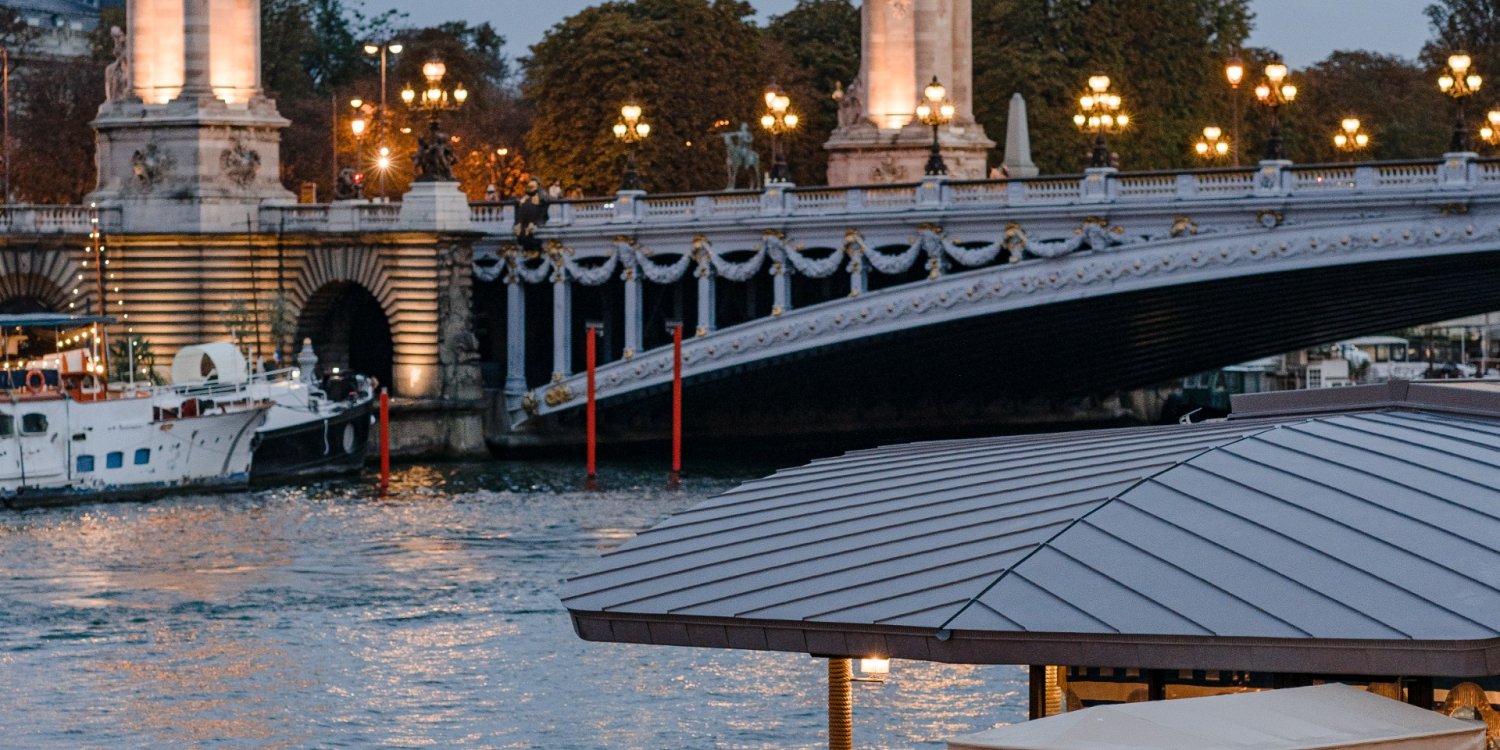 Photo 1 - Péniche de 220 m² au bord de la Seine, à quelques mètres du pont Alexandre III - 