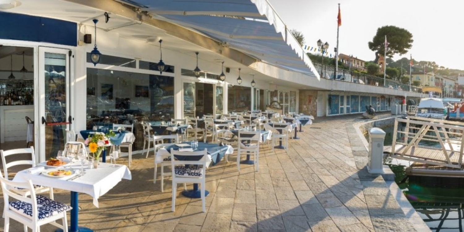 Photo 0 - Restaurant italien niché sur le vieux port de Saint Jean Cap Ferrat - La terrasse en face des bateaux