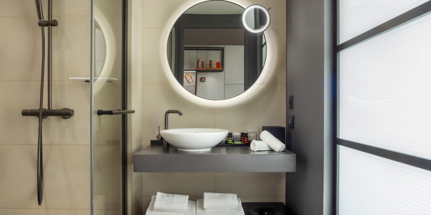 Photo 4 - Hôtel 4* à Trocadéro - Salle de bain, avec douche ou/et baignoire selon la catégorie.