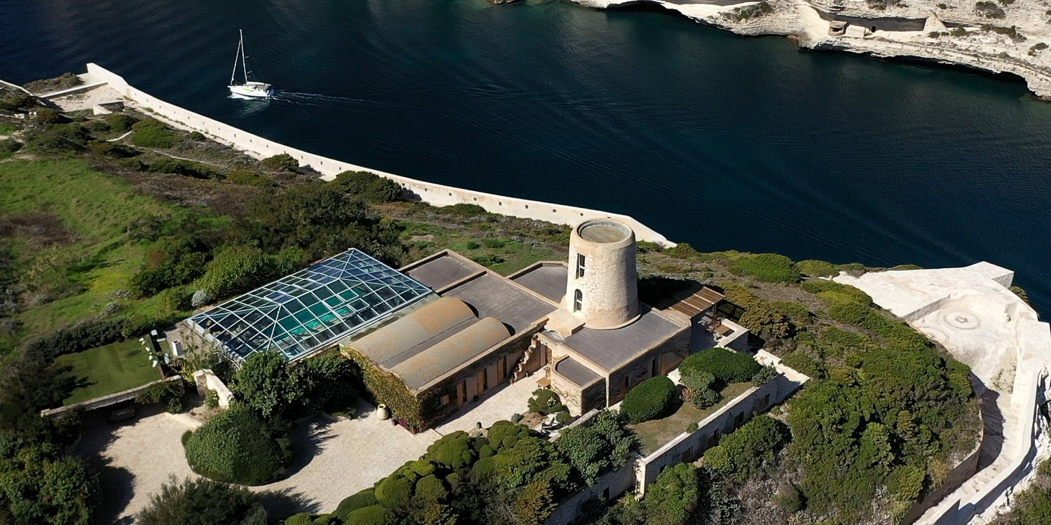 Photo 0 - Authentique Moulin sur les falaises de Bonifacio, villa de 420 m² avec piscine intérieure chauffée - Vue du moulin