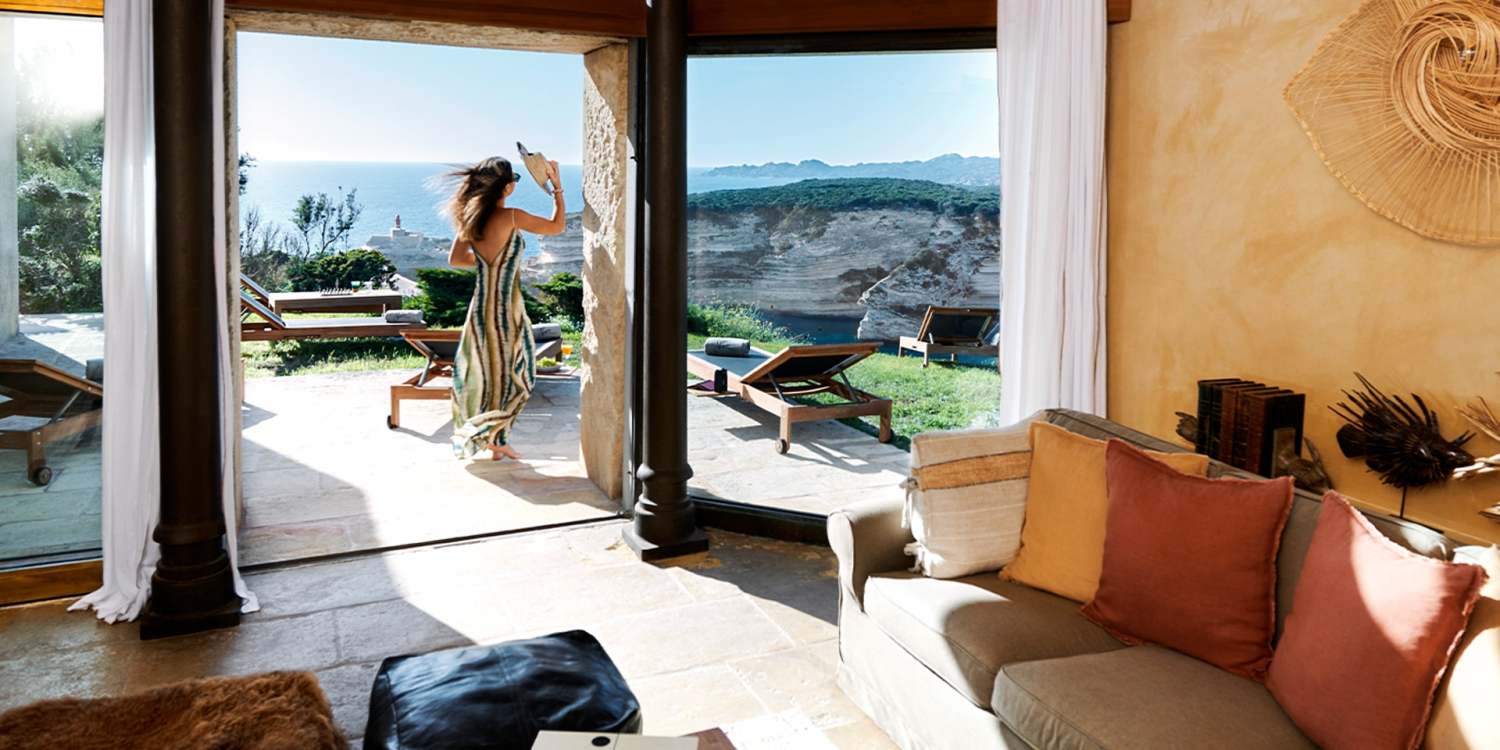 Photo 1 - Authentique Moulin sur les falaises de Bonifacio, villa de 420 m² avec piscine intérieure chauffée - Grand salon vue mer.