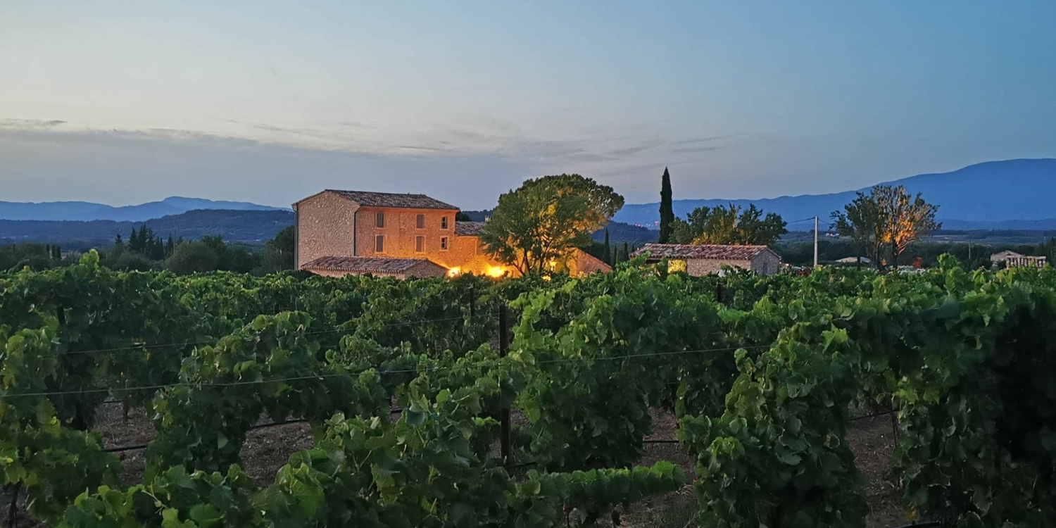 Photo 20 - Jardin méditerranéen d'un Domaine viticole en Provence avec piscine - Vue générale du Domaine viticole au soir