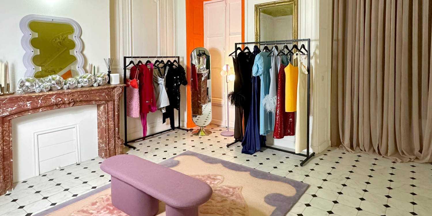 Photo 1 - Showroom de luxe au cœur de Marseille - Pièce principale, portants pour vêtements, moulures au plafond, cachet haussmannien