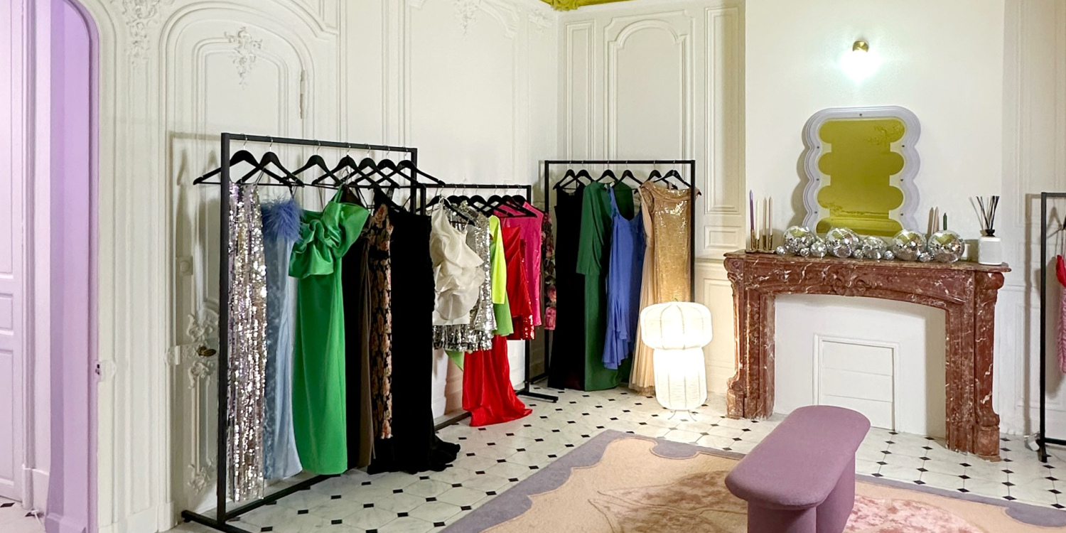 Photo 0 - Showroom de luxe au cœur de Marseille - Pièce principale, portants pour vêtements, moulures au plafond, cachet haussmannien