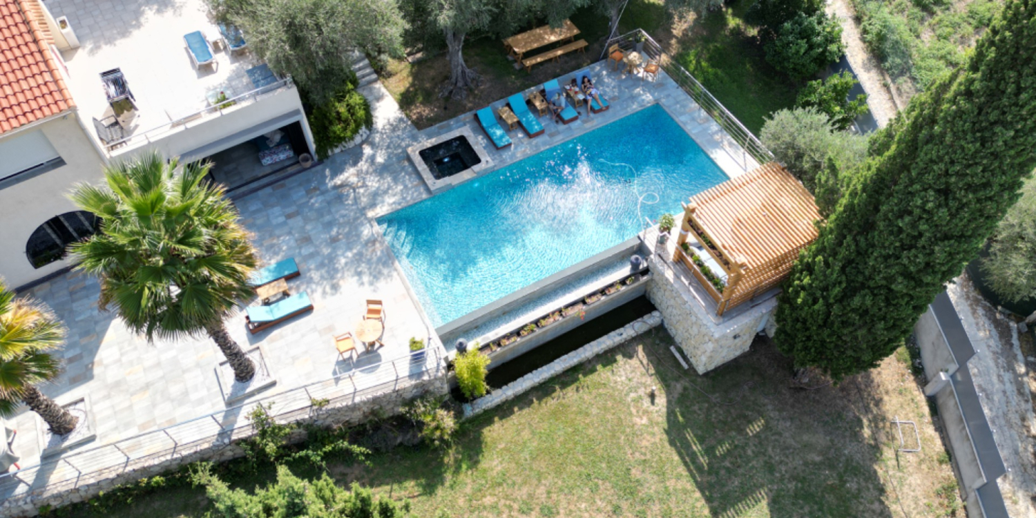 Photo 1 - Terrasse et jardin provençale avec piscine et cuisine professionnelle - La maison et la piscine