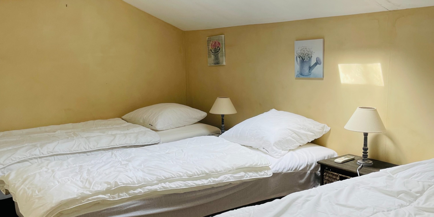 Photo 17 - Bastide au cœur du Luberon - Chambre triple du gîte - Possibilité de réunir 2 lits simple en lit double