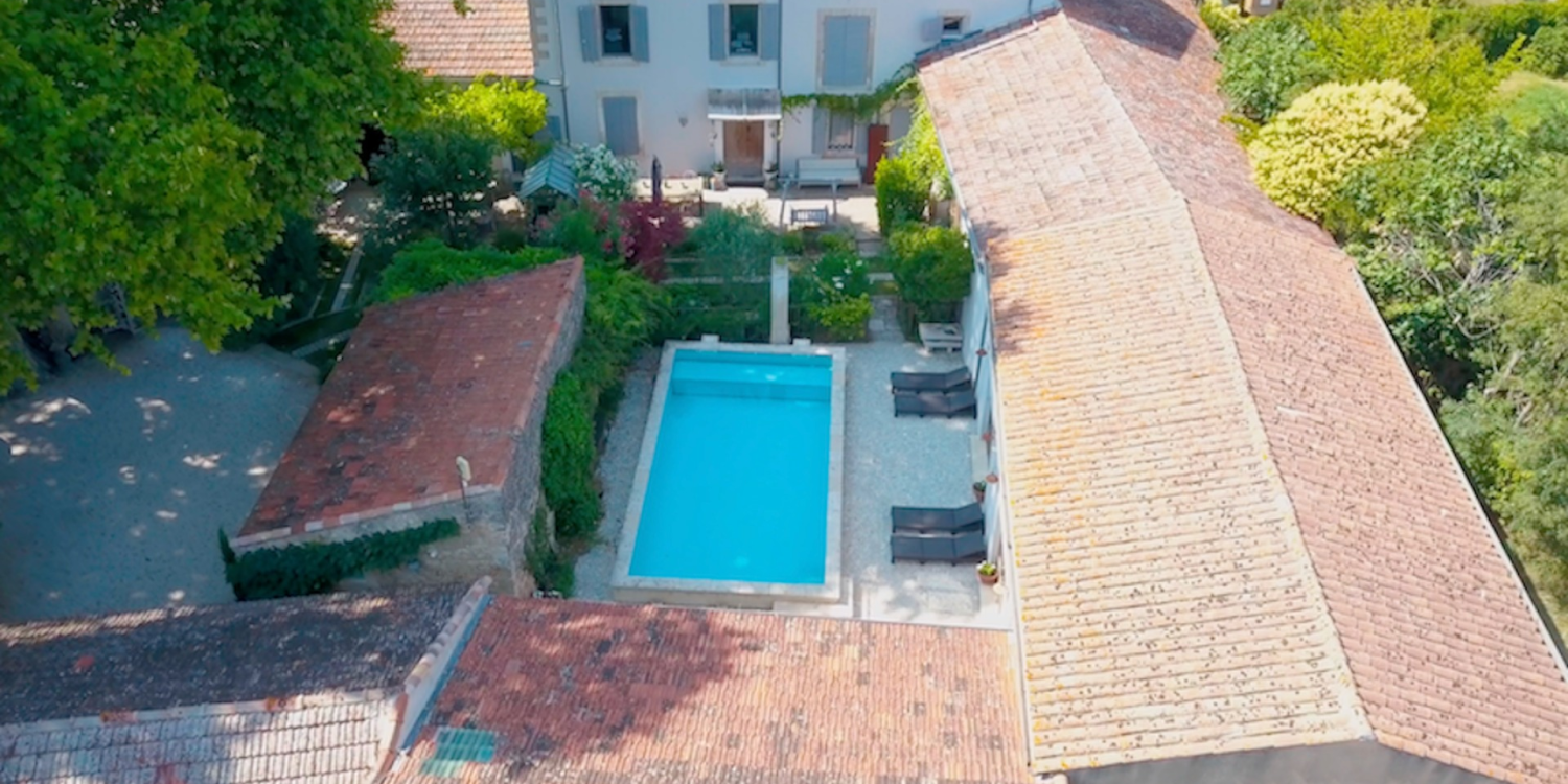 Photo 0 - Bastide au cœur du Luberon - Vue aérienne de la façade et piscine