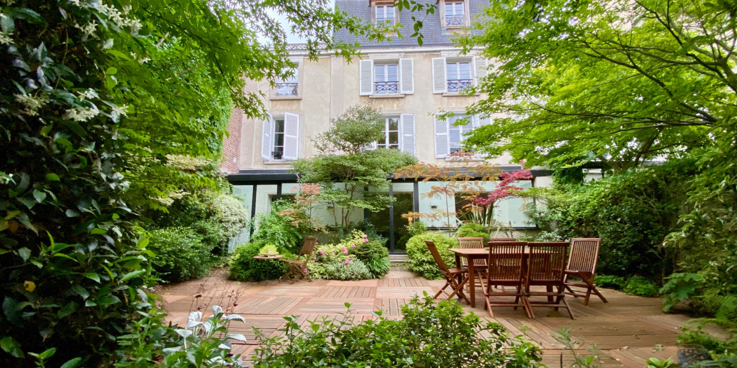 Photo 0 - Cocon de verdure en plein XVIème à Paris - La maison côté jardin avec la terrasse en bois