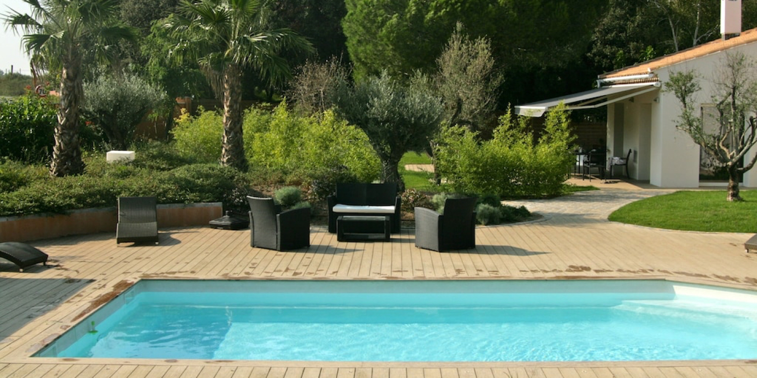 Photo 0 - 400 m² of terrace around a swimming pool in a 4000 m² garden  - terrasse en  parquet de plain pied autour de la piscine et du jacuzzi 