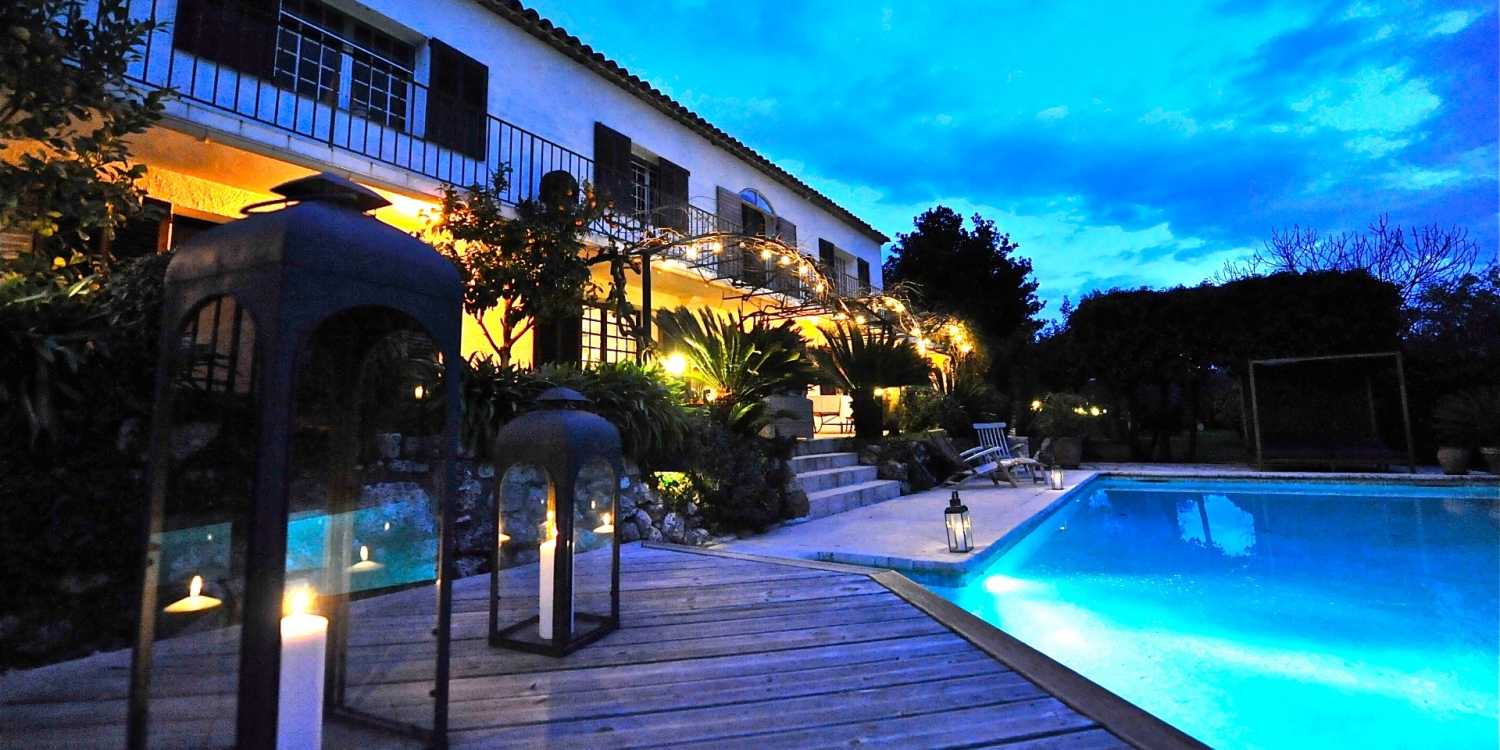 Photo 1 - Bastide (140m2) avec piscine et jacuzzi au coeur d'une oliveraie centenaire - La Bastide et sa piscine, la nuit