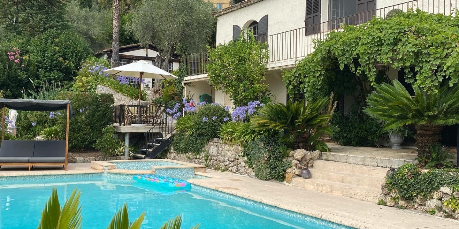 Photo 0 - Bastide (140m2) avec piscine et jacuzzi au coeur d'une oliveraie centenaire - Espace piscine avec terrasse couverte par une vigne 
Capacité d'accueil jusqu'à 100 personnes pour un cocktail