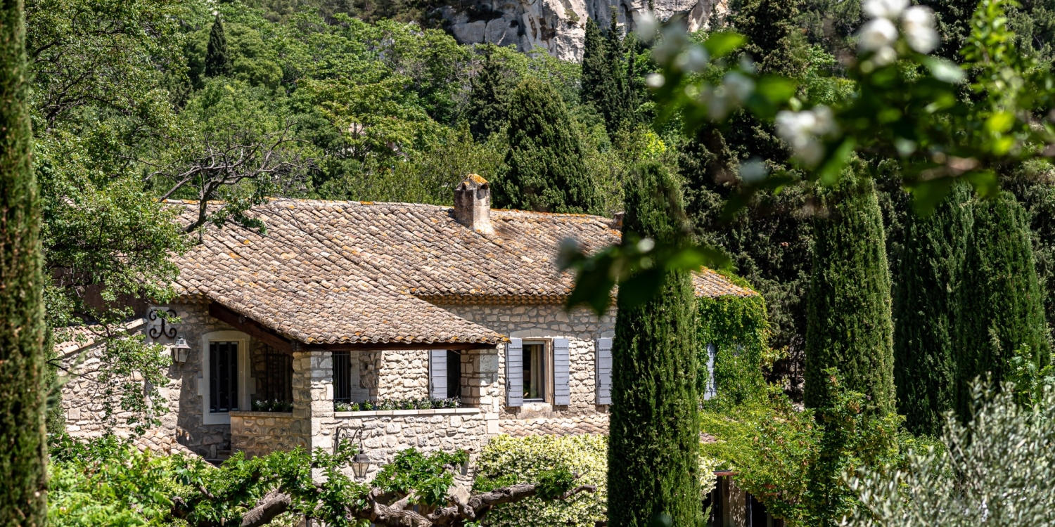 Photo 1 - Une Propriété Atypique et d'Exception en Provence au coeur des Alpilles !  - La propriété est divisé en 3 bâtiments, ici le mas principal avec 4 chambres et les espaces communs