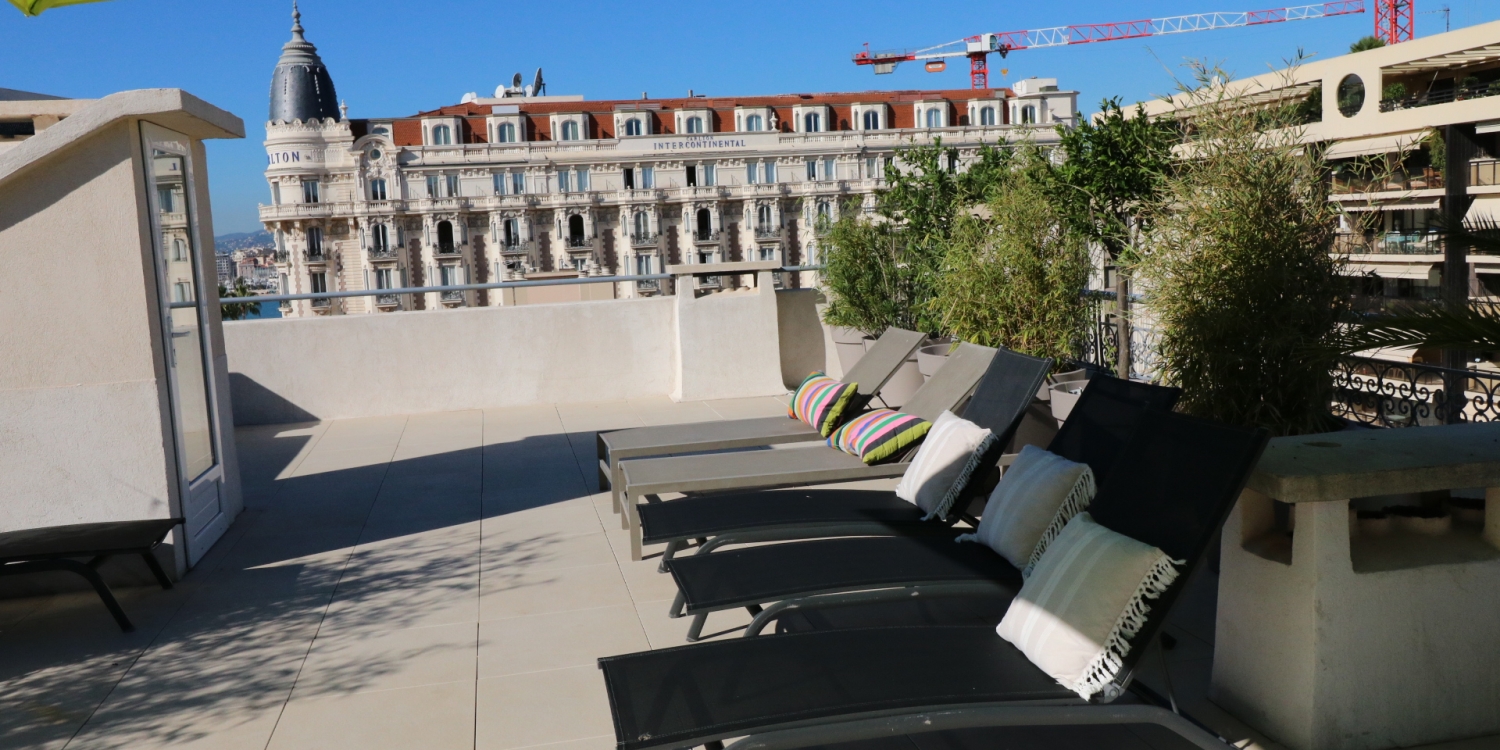 Photo 0 - Top floor 100 sqm terrace over a 3 bedroom in Cannes center - Terrasse de 100 m² au dernier étage avec vue sur le Carlton.