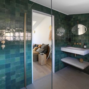 Photo 3 - Loft atypique au coeur du Carré d'or de Cannes - Le top floor peut être configuré en chambre privative et cache une salle de bain tapissée de zelliges.